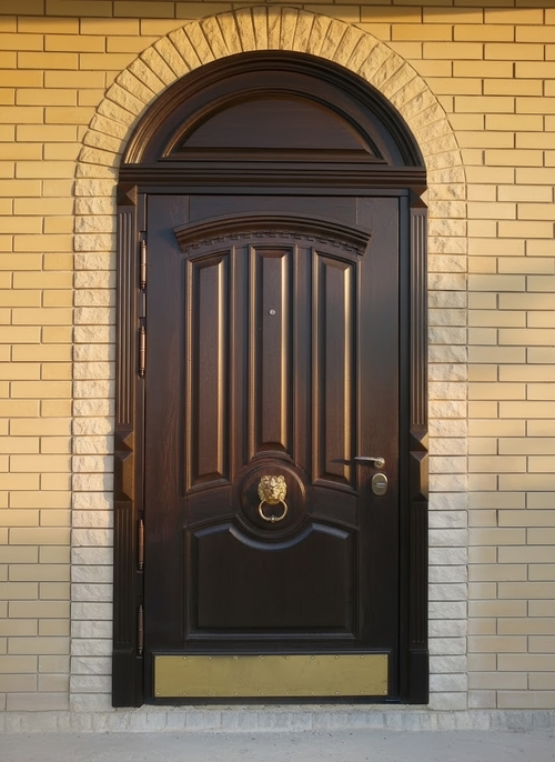 Арочная дверь с кнокером и отбойником
