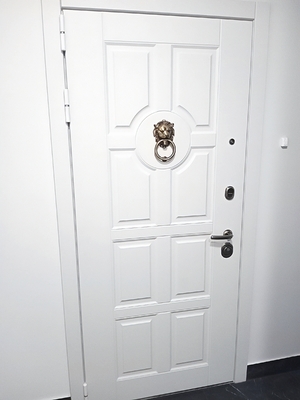 Белая дверь со стукалкой