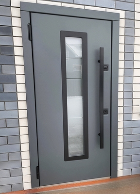 Дверь с узким стеклом