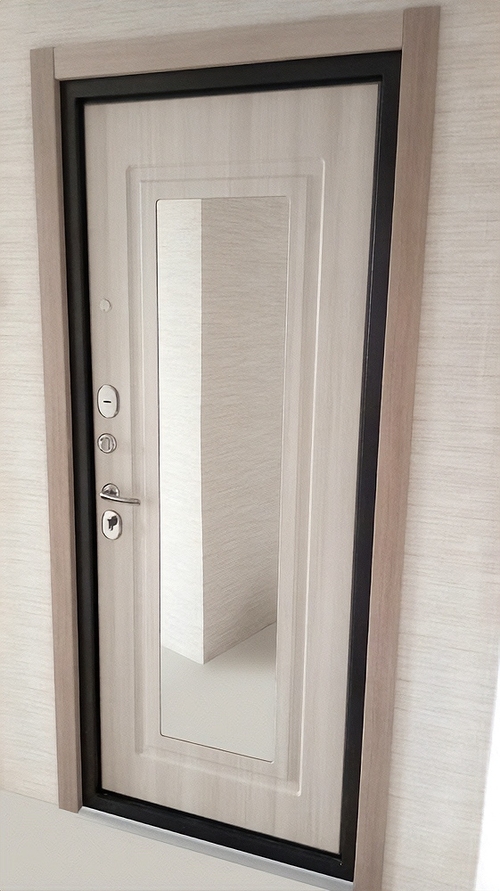 Дверь с зеркалом внутри Дверь с зеркалом внутри