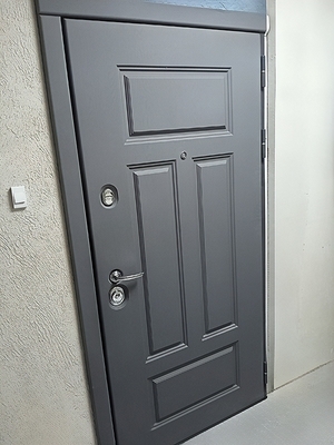 Серая квартирная дверь