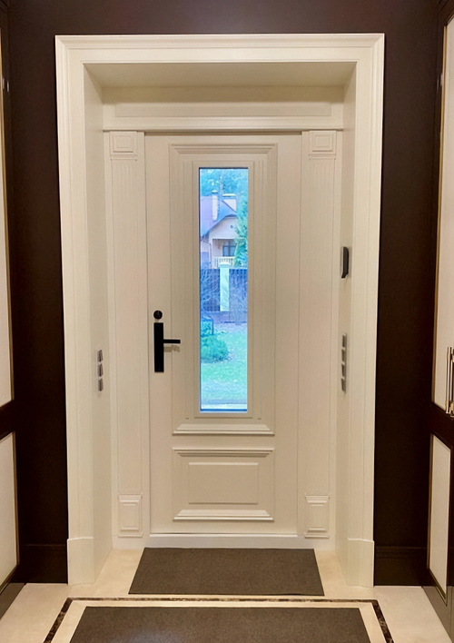 Уличная дверь с узким окном Уличная дверь с узким окном